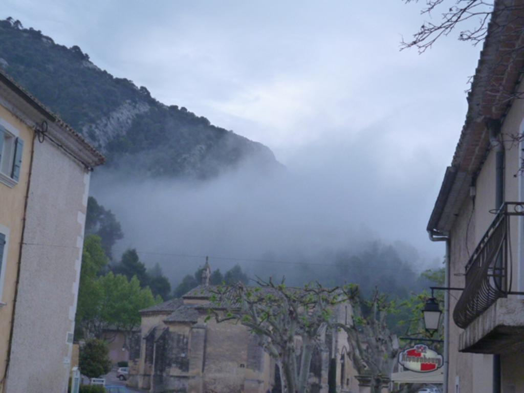 Gite Fa Mille Maison Bleu Robion en Luberon Bagian luar foto
