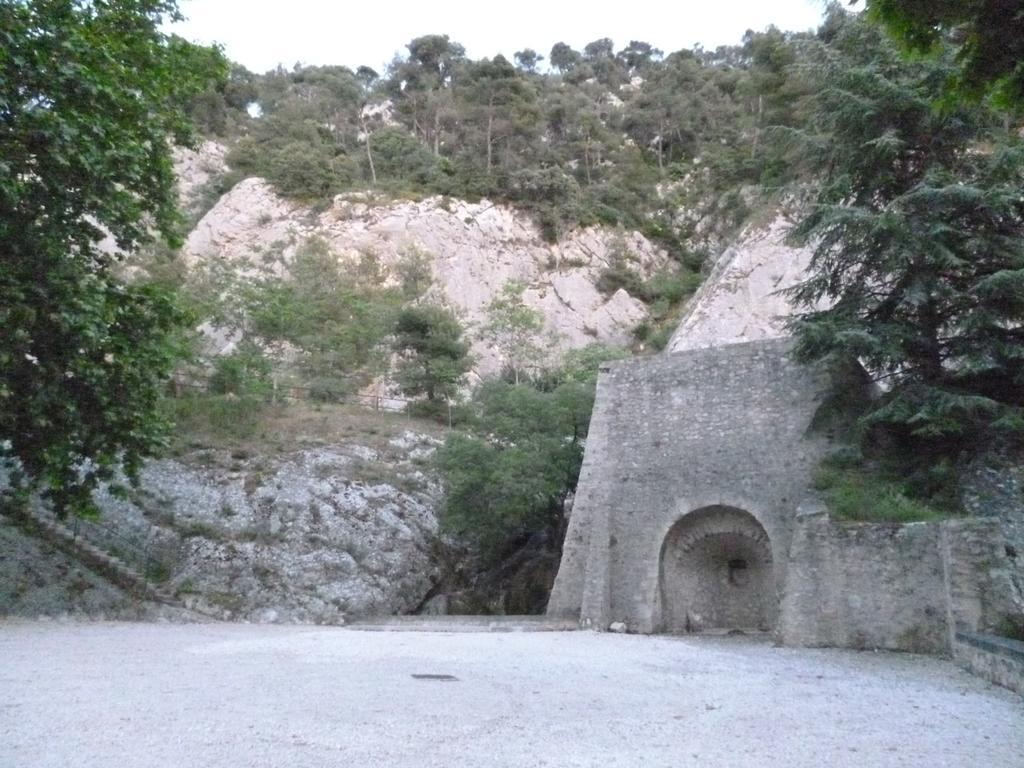 Gite Fa Mille Maison Bleu Robion en Luberon Bagian luar foto